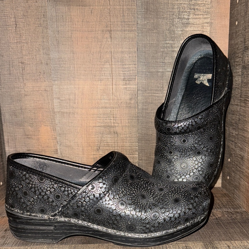 DANSKO Black MEDALLION Textured METALLIC Clogs-size 39